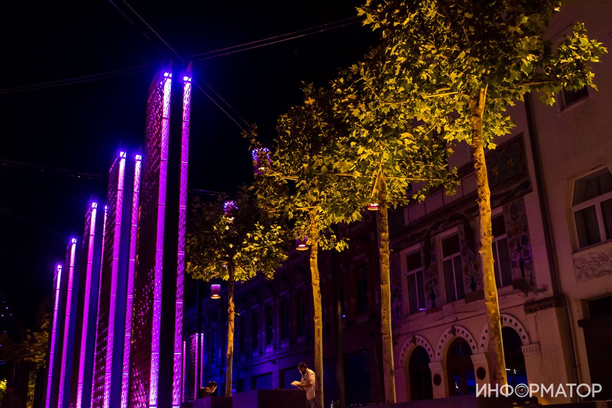 Кажется, будто и деревья излучают свет Кажется, будто и деревья излучают свет