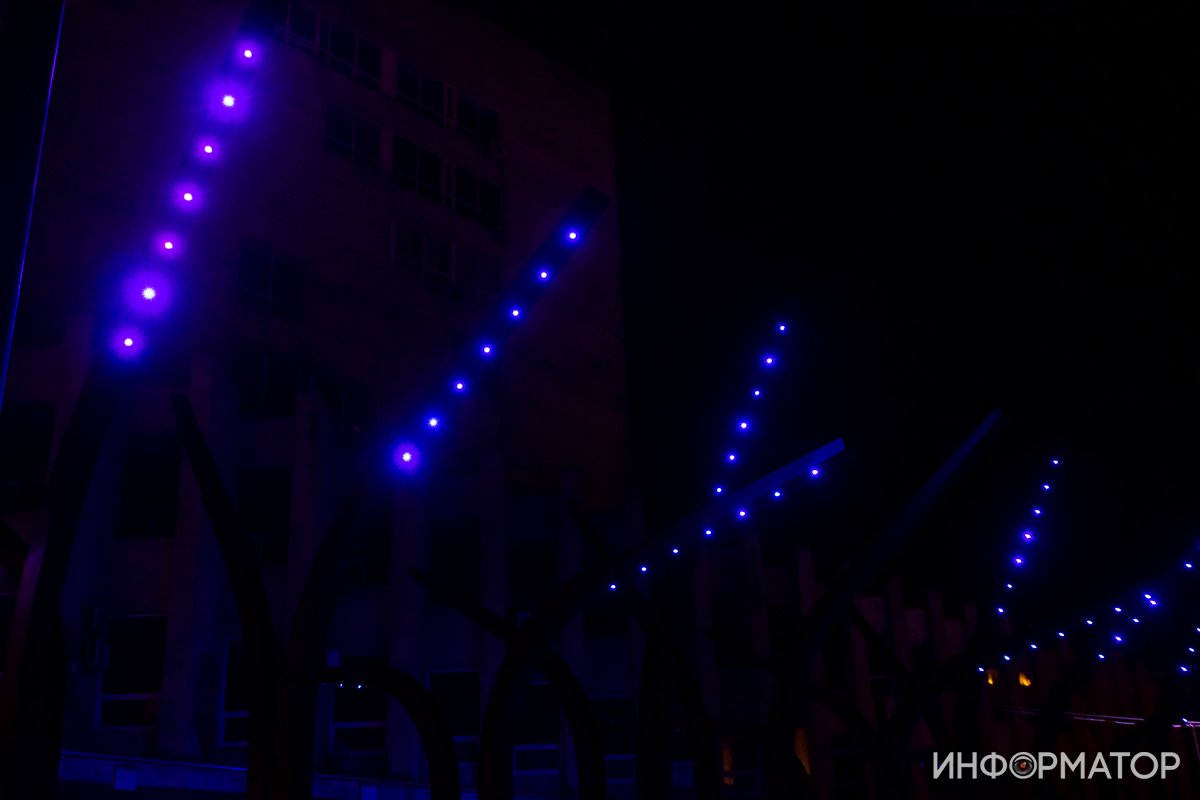 На металлические столбы сели десятки светлячков На металлические столбы сели десятки светлячков