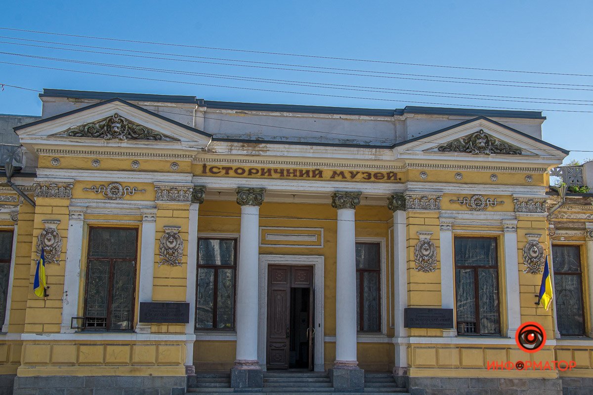 На главном проспекте подняли флаги