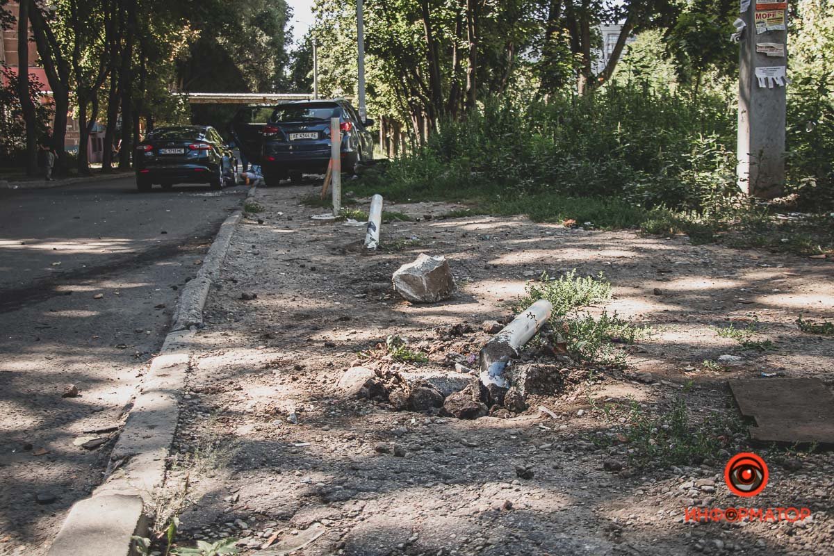 Автомобиль снес столбики Автомобиль снес столбики