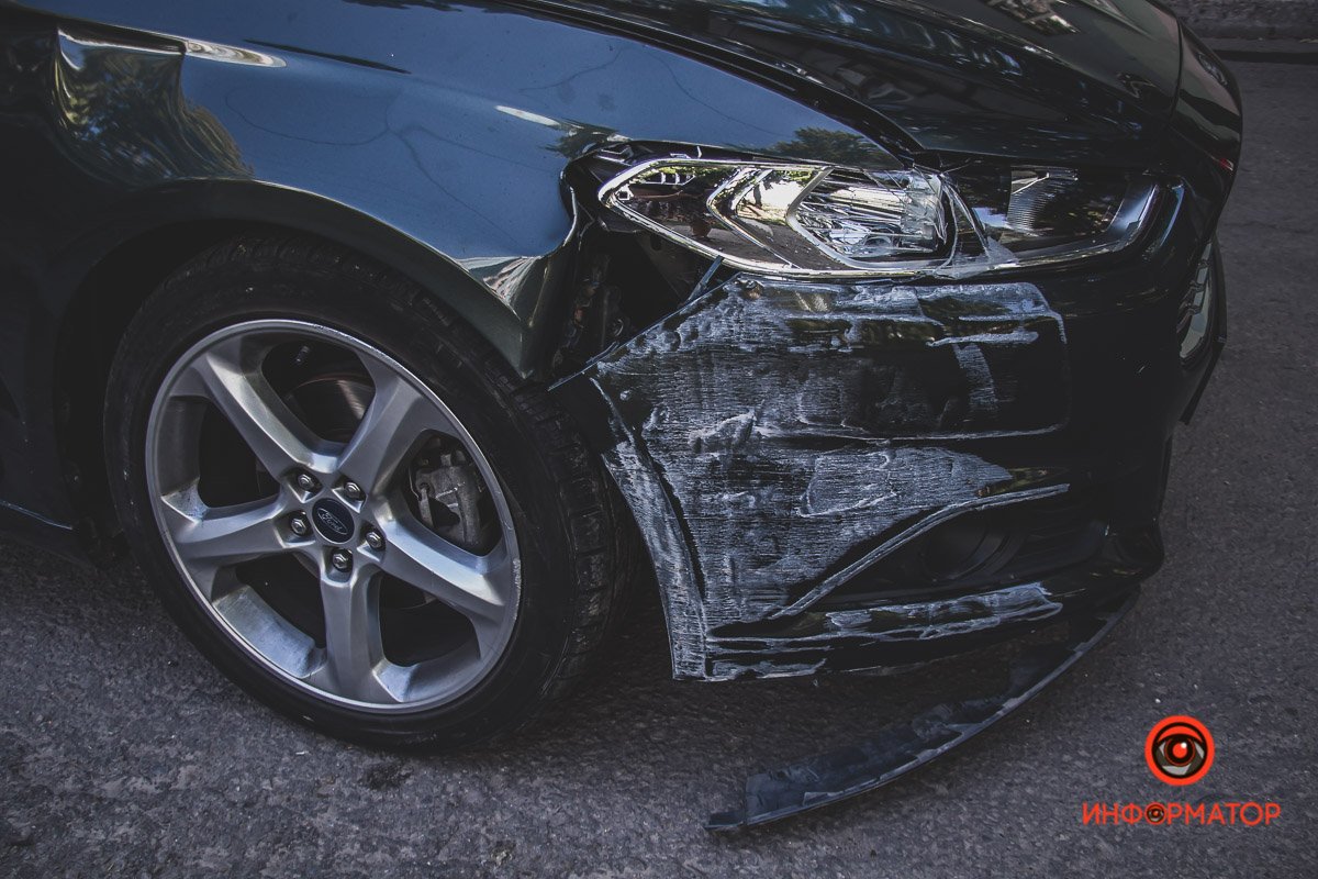 Автомобиль вынесло на обочину Автомобиль вынесло на обочину
