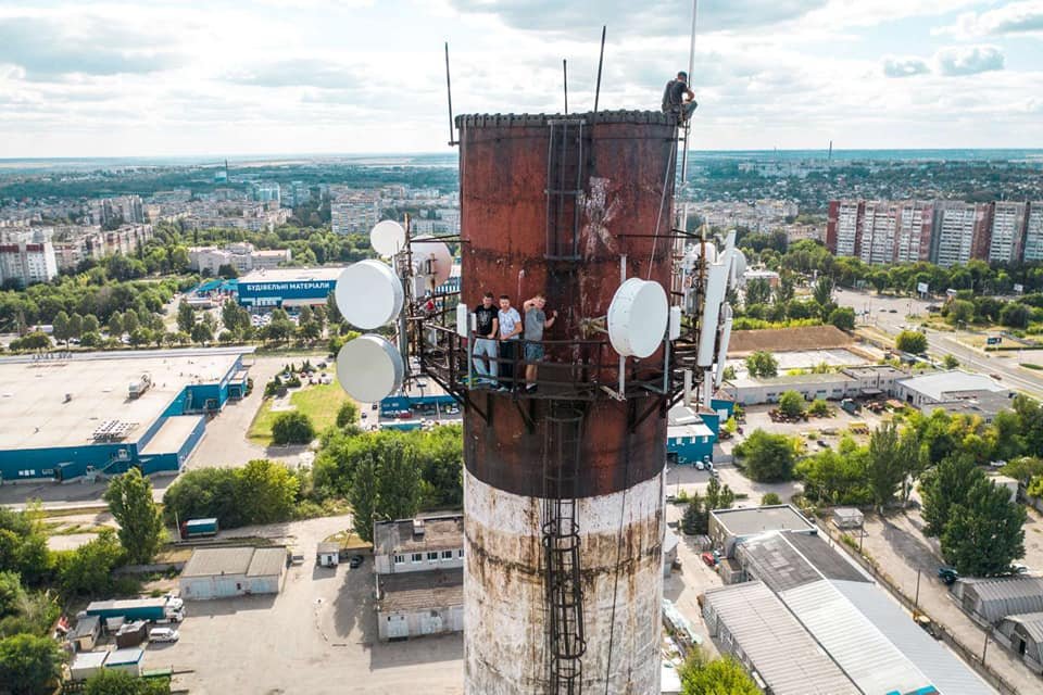 В Днепре четверо друзей забрались на 101-метровую трубу, чтобы установить флаг Украины 1
