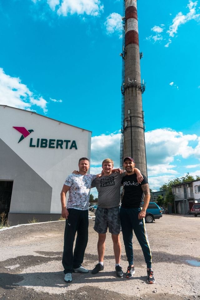 В Днепре четверо друзей забрались на 101-метровую трубу, чтобы установить флаг Украины 2