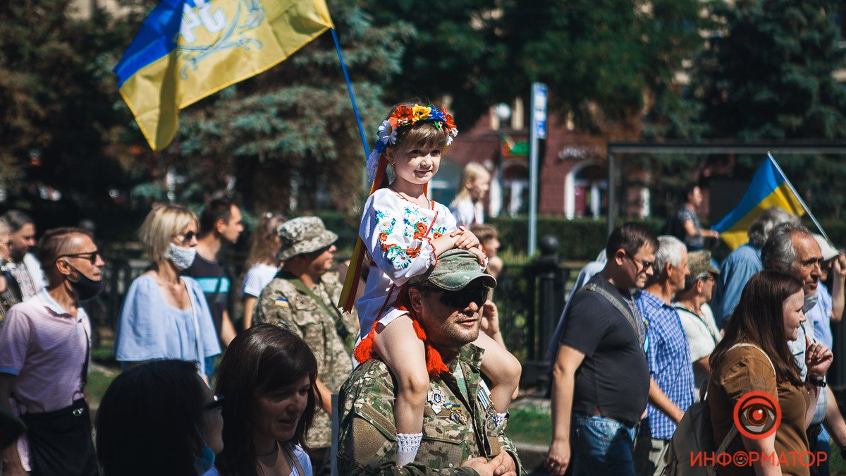 Военный оркестр и огромный флаг: как в Днепре прошел марш Независимости