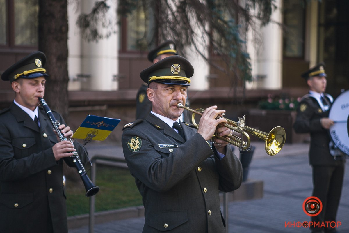 Затем оркестр повел колонну