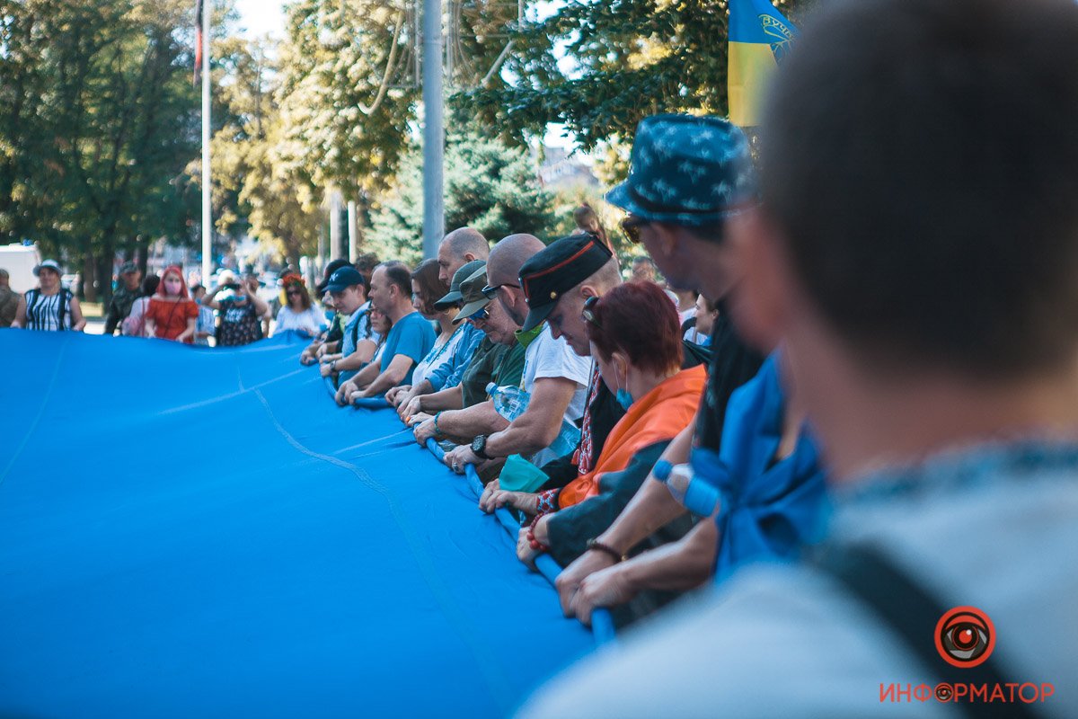 На марше развернули огромный флаг