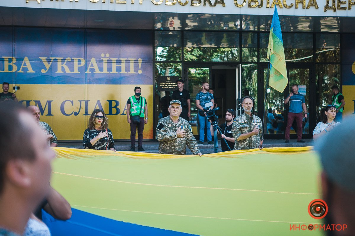 На марше пронесли огромный флаг