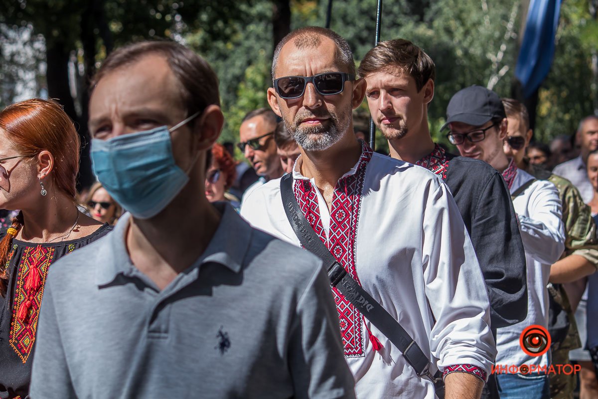 Вам идет вышиванка :)