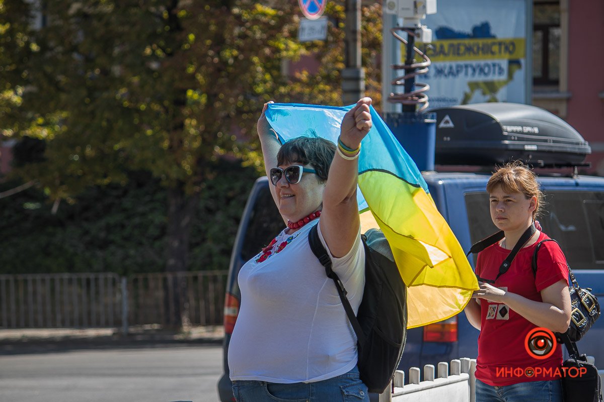 Встречает колонну 