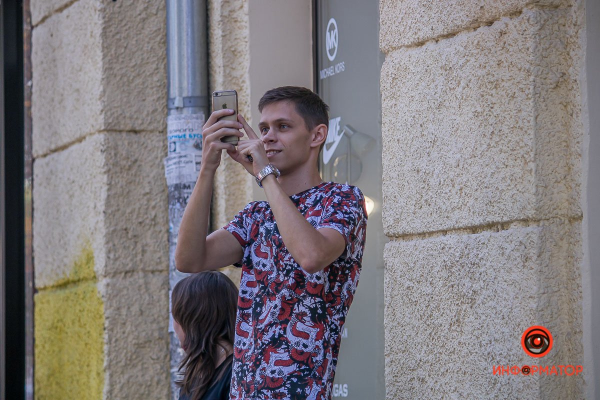 Марширующим махали и снимали их на телефон