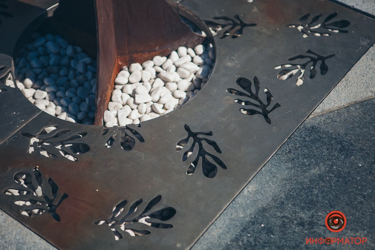 Украсили белой галькой Украсили белой галькой