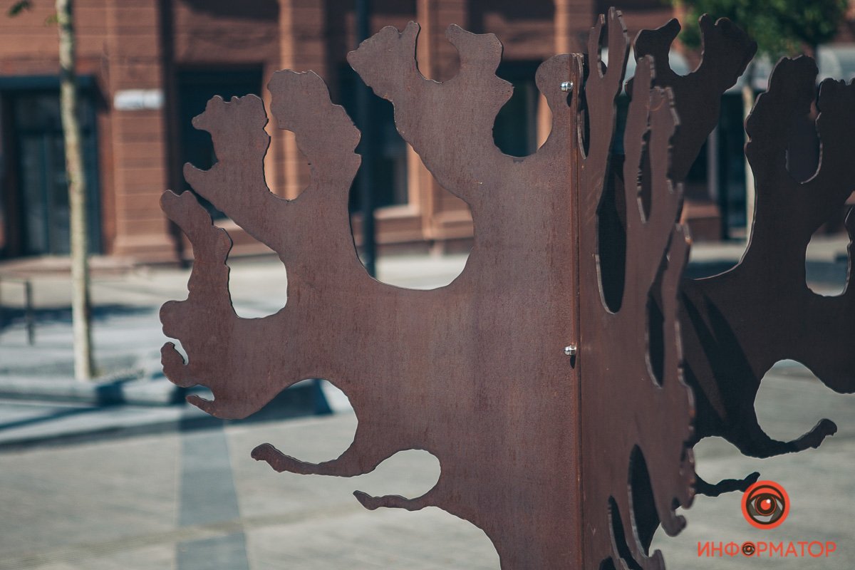 Суровый металлический платан Суровый металлический платан