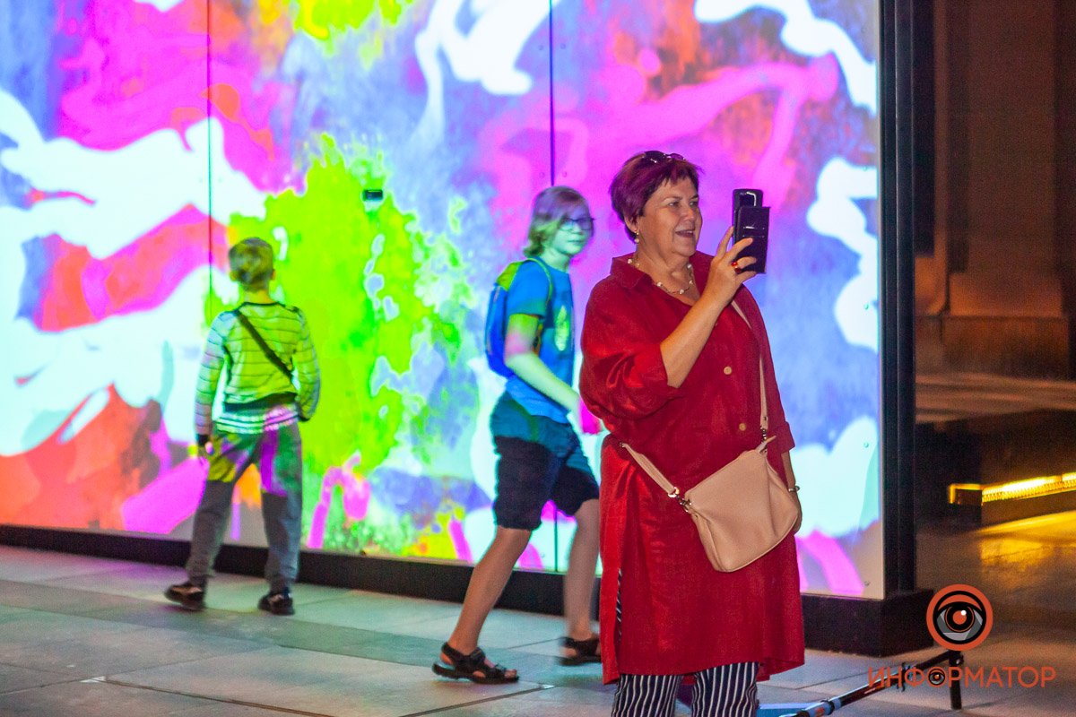 Привлекает внимание прохожих Привлекает внимание прохожих