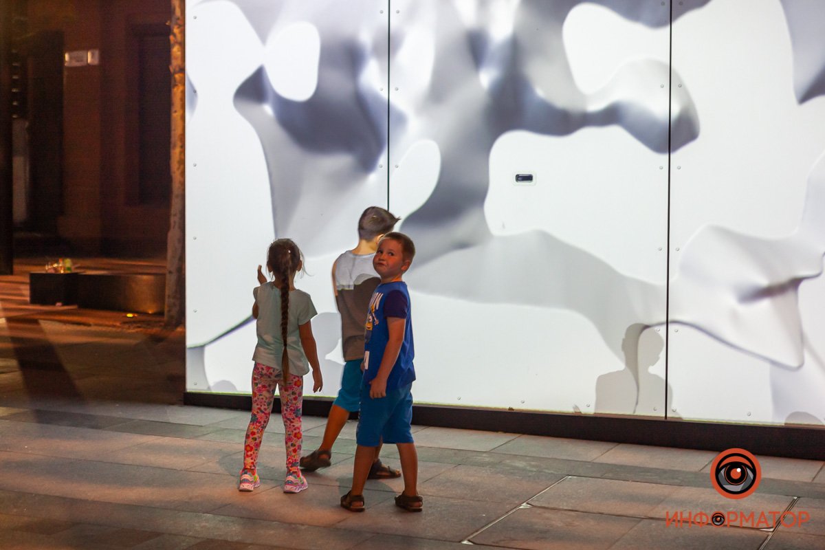 Благодаря кинетическим датчикам движения на экране воспроизводится графическое отображение действий игрока Благодаря кинетическим датчикам движения на экране воспроизводится графическое отображение действий игрока