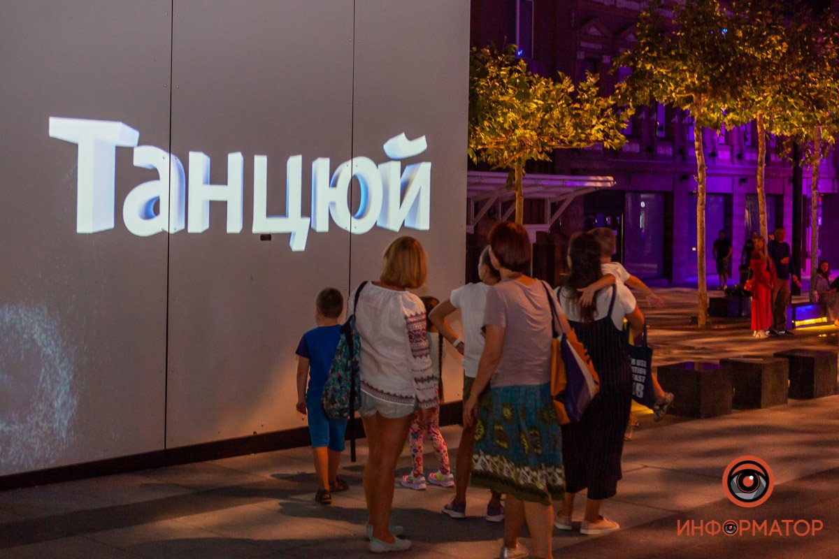 Играют и взрослые, и дети Играют и взрослые, и дети