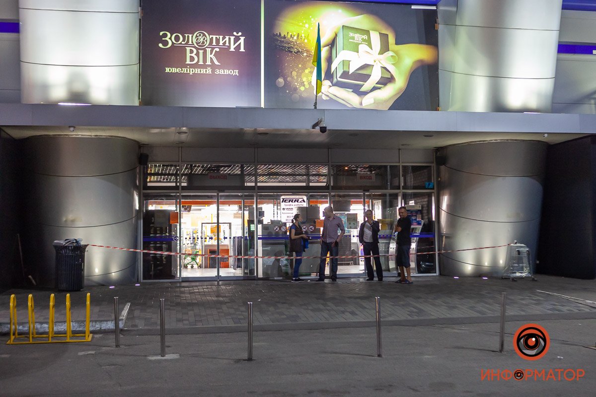 Вход в ТЦ оградили лентами