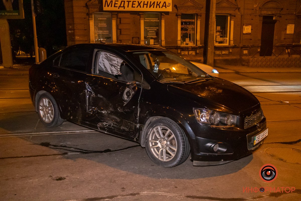 Chevrolet получил удар в правый бок Chevrolet получил удар в правый бок