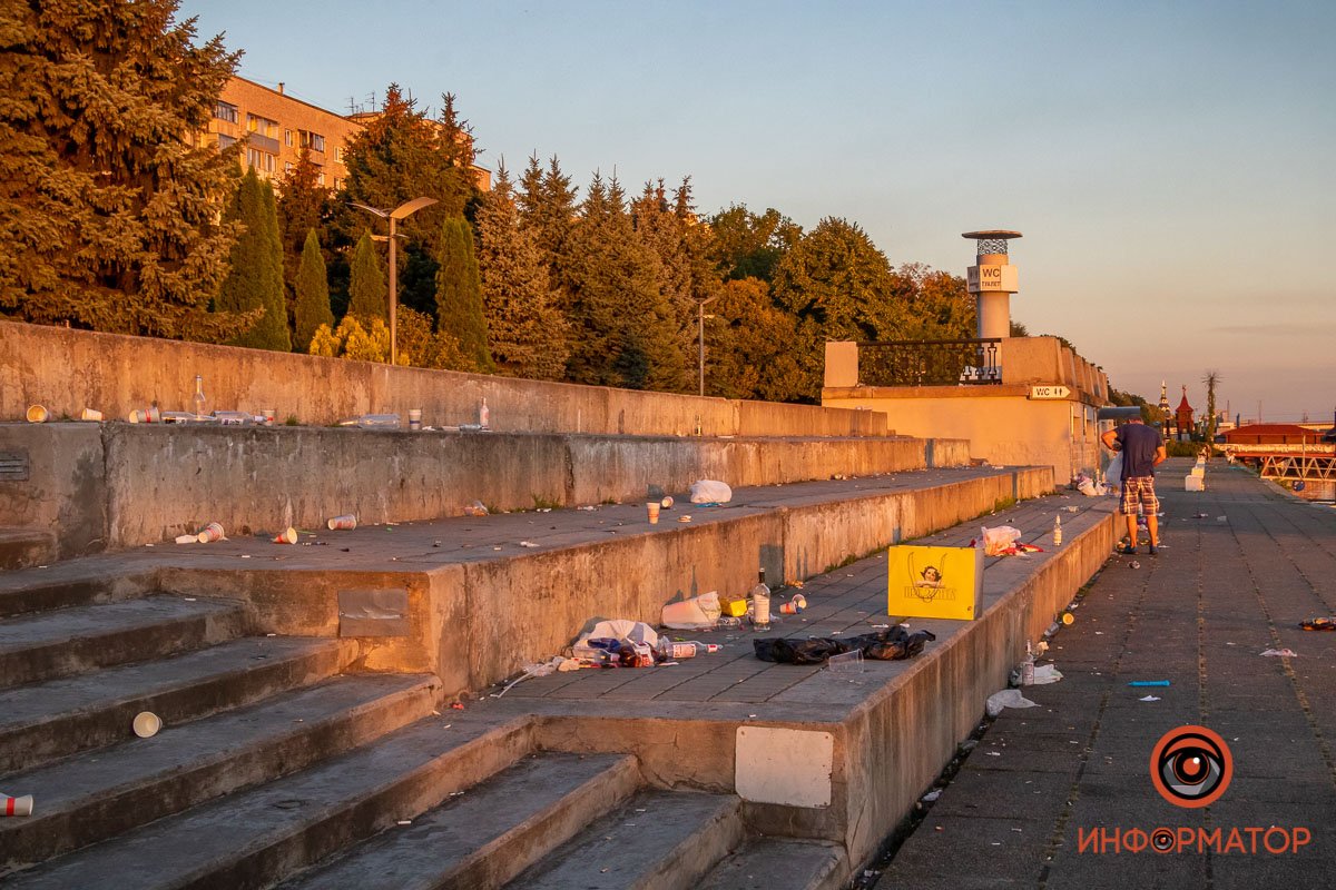 Люди ушли, а мусор остался