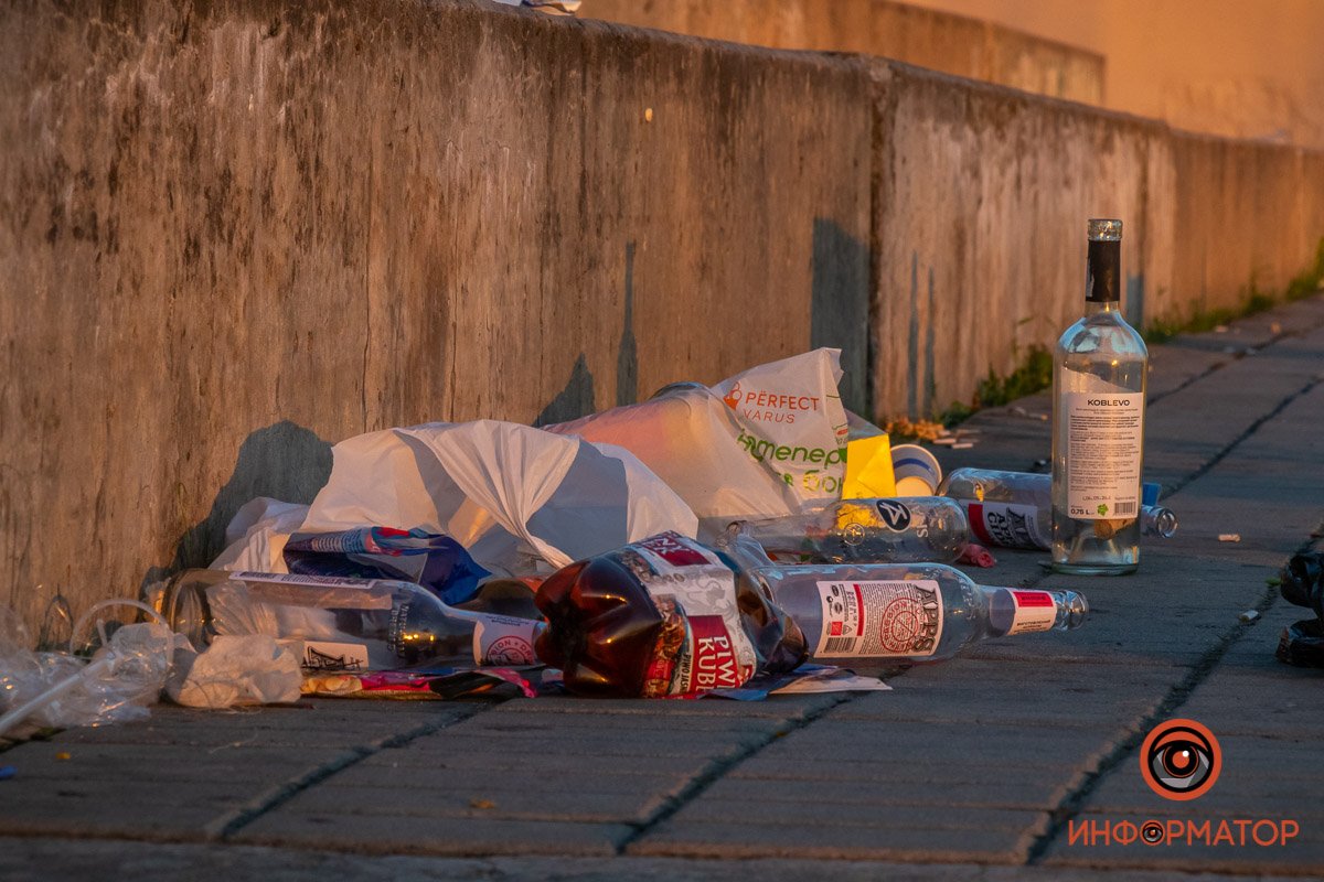 Большая часть - бутылки и банки