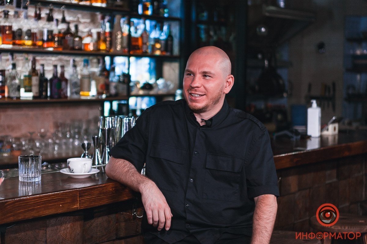 О хейтерах, голых женщинах и стульях возле ДНУ: интервью с художником Никитой Шаленным 5