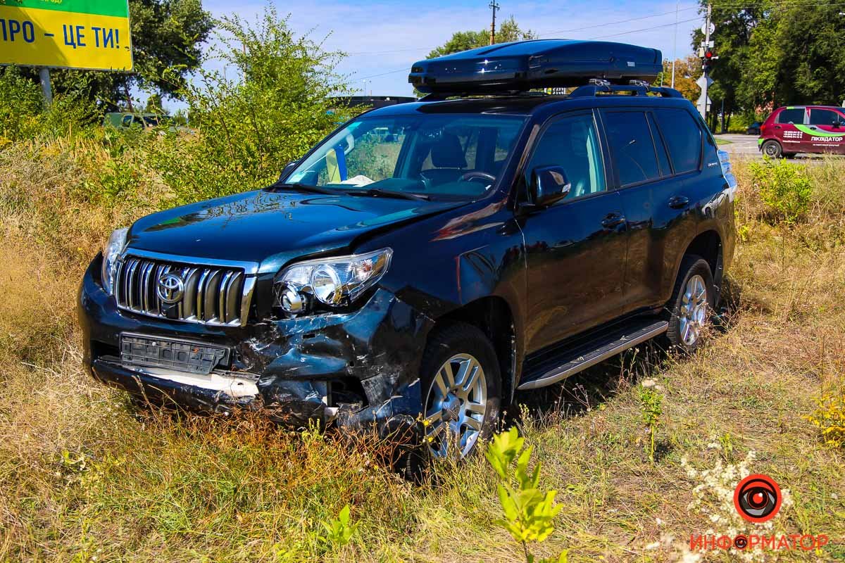 Водителя Toyota с места аварии забрала скорая помощь Водителя Toyota с места аварии забрала скорая помощь