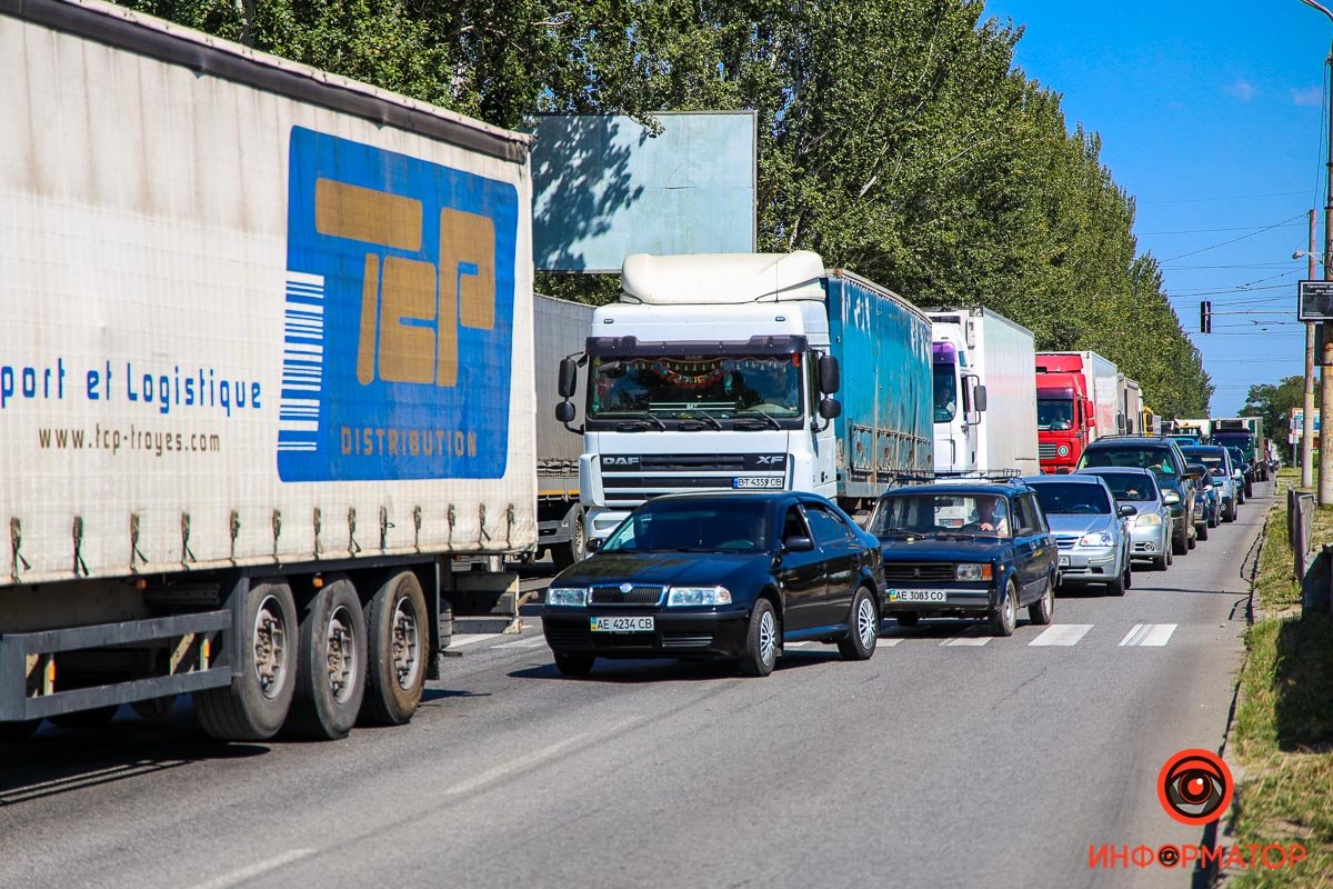 Авария стала причиной большой пробки  Авария стала причиной большой пробки