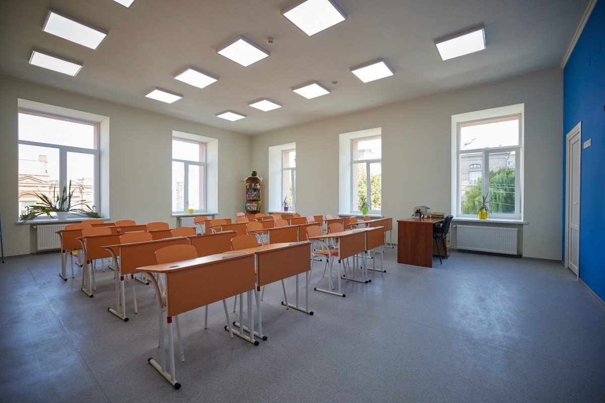 По словам Президента, Мариинская гимназия - самая старая школа Днепра