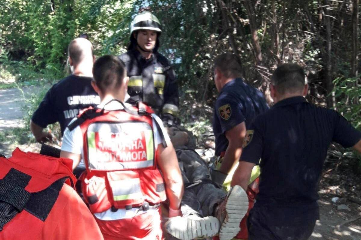 На мягких носилках спасатели помогли погрузить пострадавшего в автомобиль скорой помощи На мягких носилках спасатели помогли погрузить пострадавшего в автомобиль скорой помощи