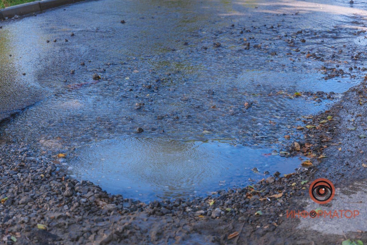 Очевидно, здесь была яма, которую засыпали щебнем Очевидно, здесь была яма, которую засыпали щебнем