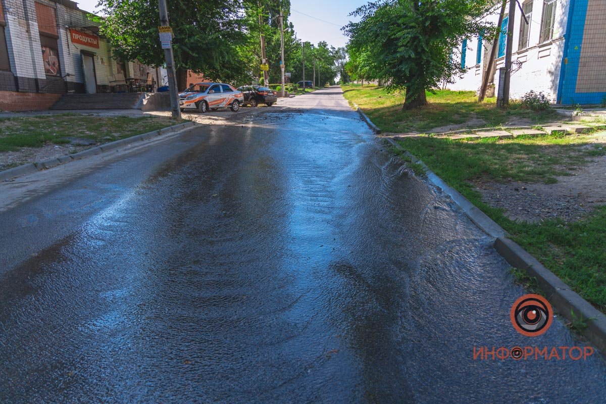 Непрерывный поток воды уверенно бежит вниз по улице Непрерывный поток воды уверенно бежит вниз по улице