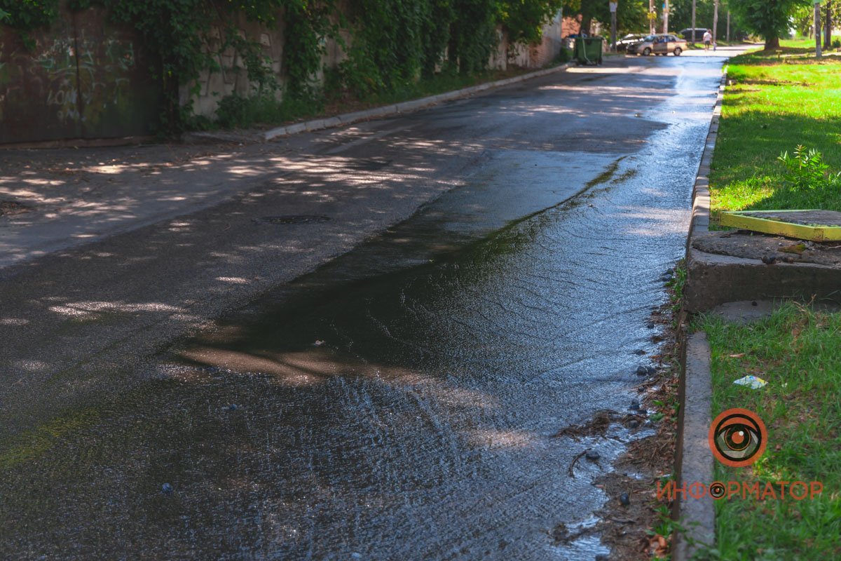 Предварительно, лопнула труба водопровода Предварительно, лопнула труба водопровода