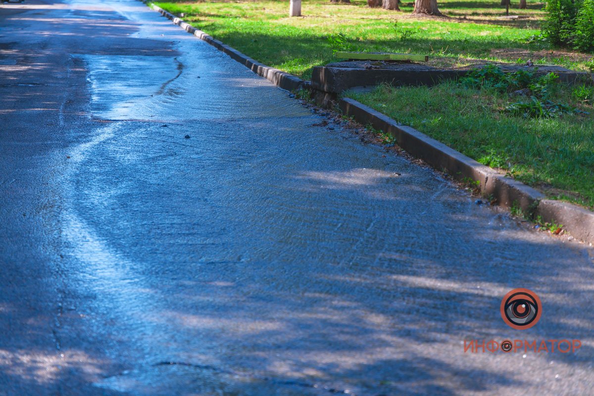 Начиная свой путь от 21-й больницы, непрерывный поток воды уверенно бежит по дороге вниз Начиная свой путь от 21-й больницы, непрерывный поток воды уверенно бежит по дороге вниз