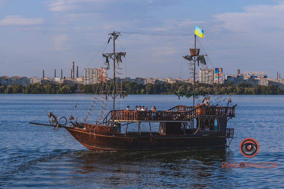 Наслаждаться вечерней прогулкой по акватории