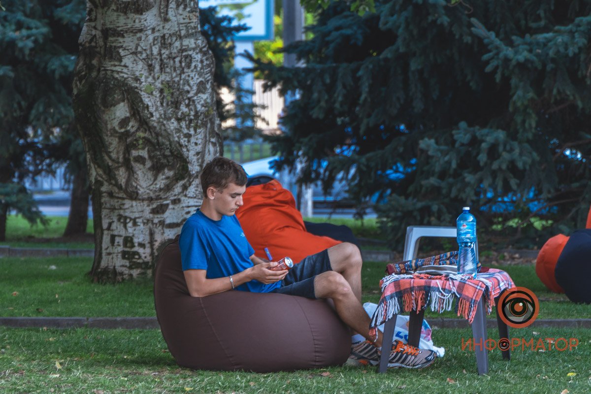 Попивать колу на пуфиках