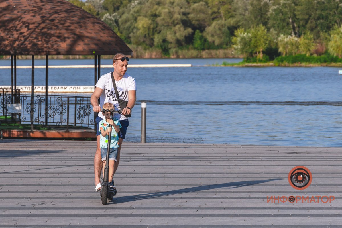 Кататься на самокатах