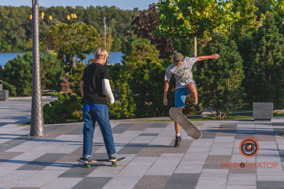 И на скейтах