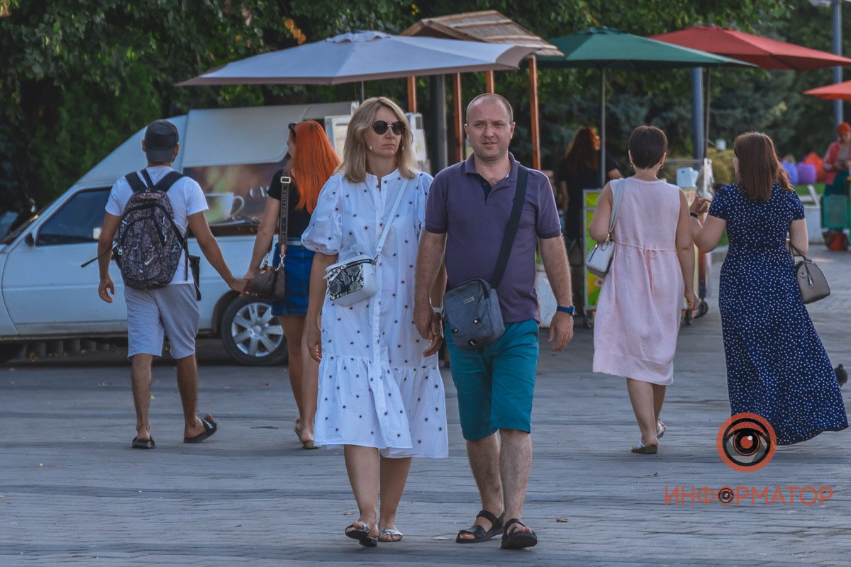 Отправляться к пляжу, чтобы провести день и увидеть закат