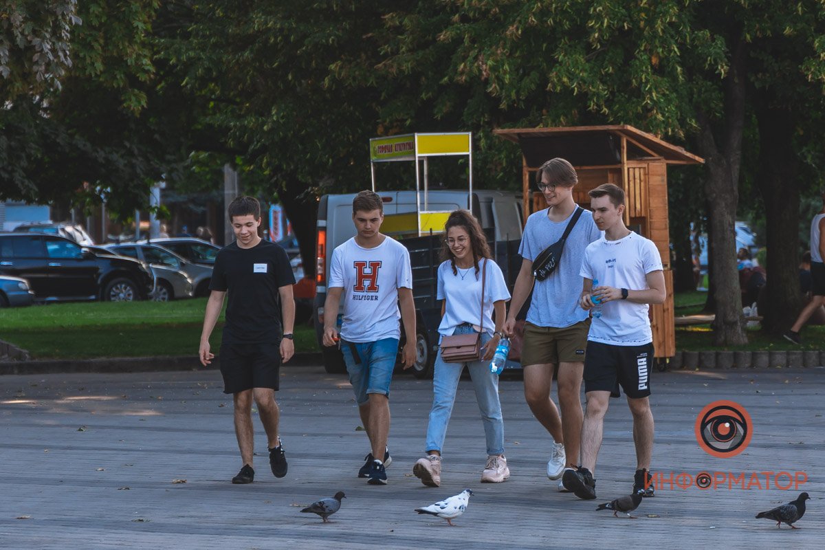 Не придумывать где бы погулять в тепле - просто идти на улицу