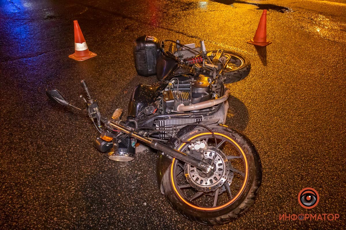 Водителю двухколесного и его пассажирке пришлось спрыгивать