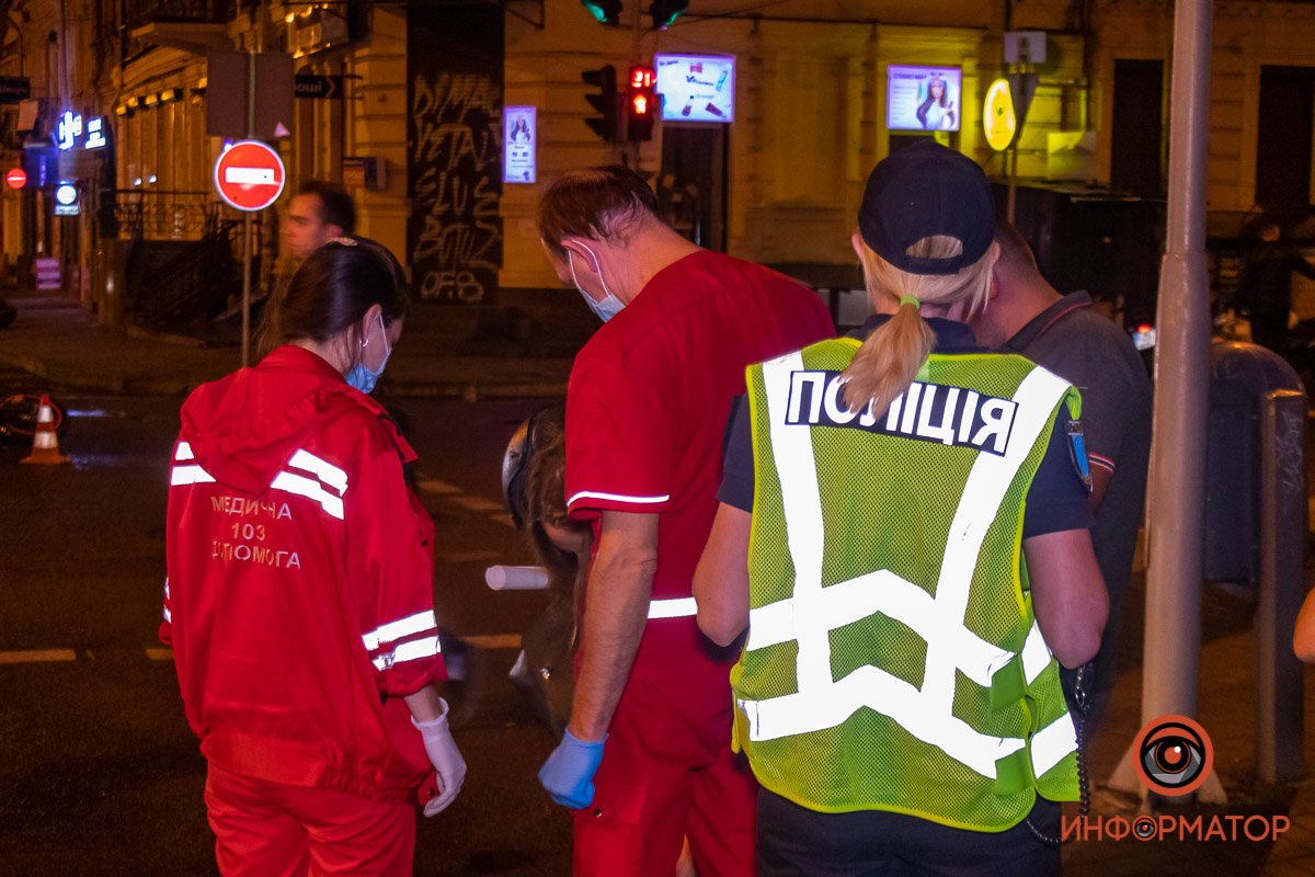 Девушка ушибла колено