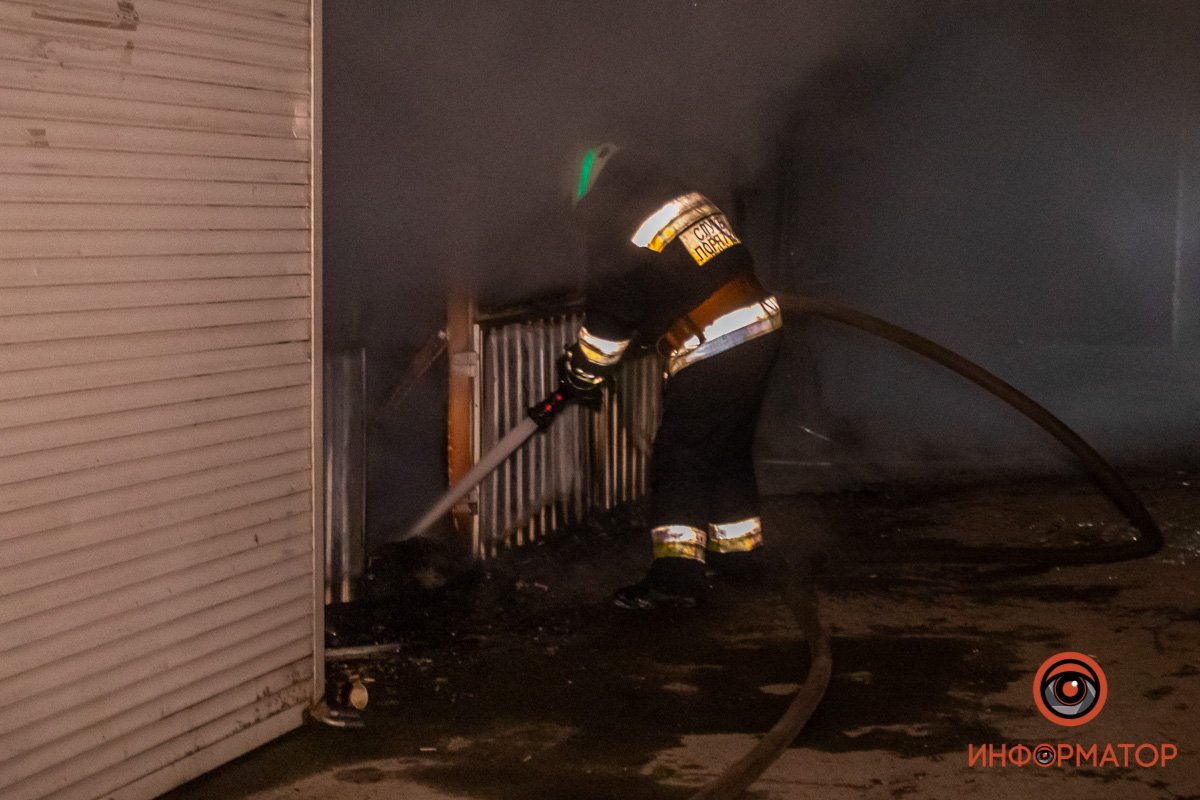 Сотрудники ГСЧС подключили пожарный рукав к гидранту Сотрудники ГСЧС подключили пожарный рукав к гидранту