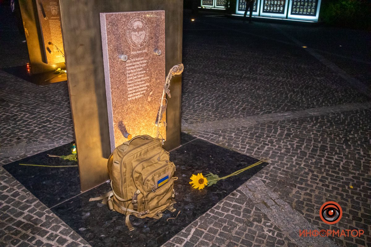 У памятников поставили рюкзаки и ботинки У памятников поставили рюкзаки и ботинки