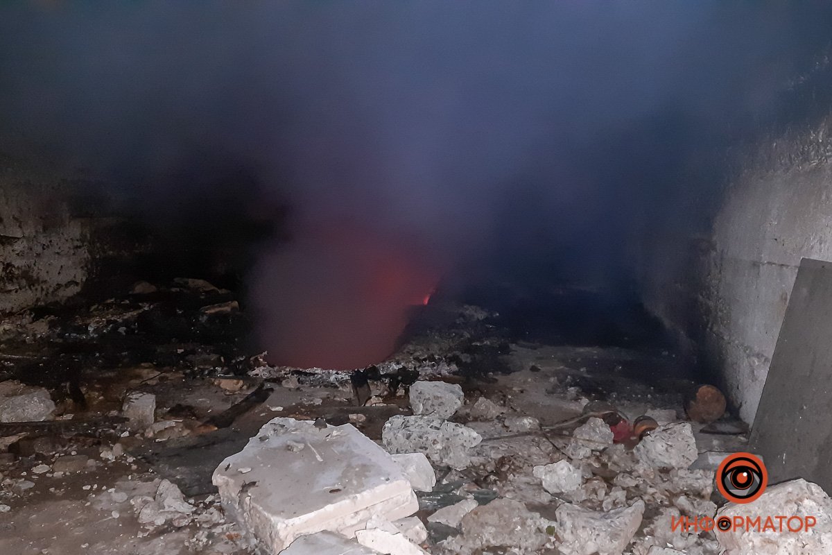 На место прибыли сотрудники 1-ой пожарно-спасательной части