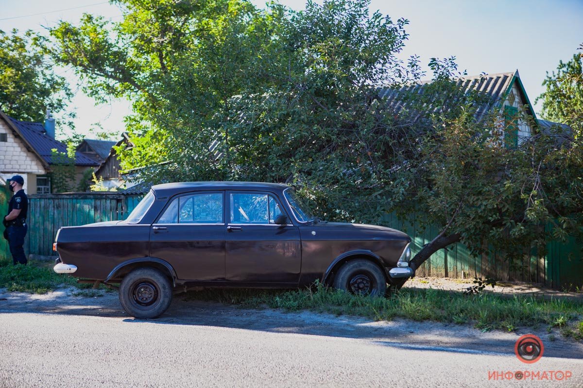 Мужчине, который был за рулем "Москвича", стало плохо Мужчине, который был за рулем "Москвича", стало плохо