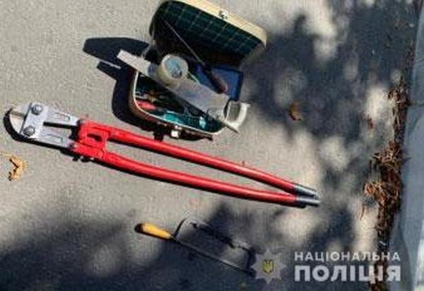 Распиливая решетки на окнах, злоумышленник проникал в квартиры