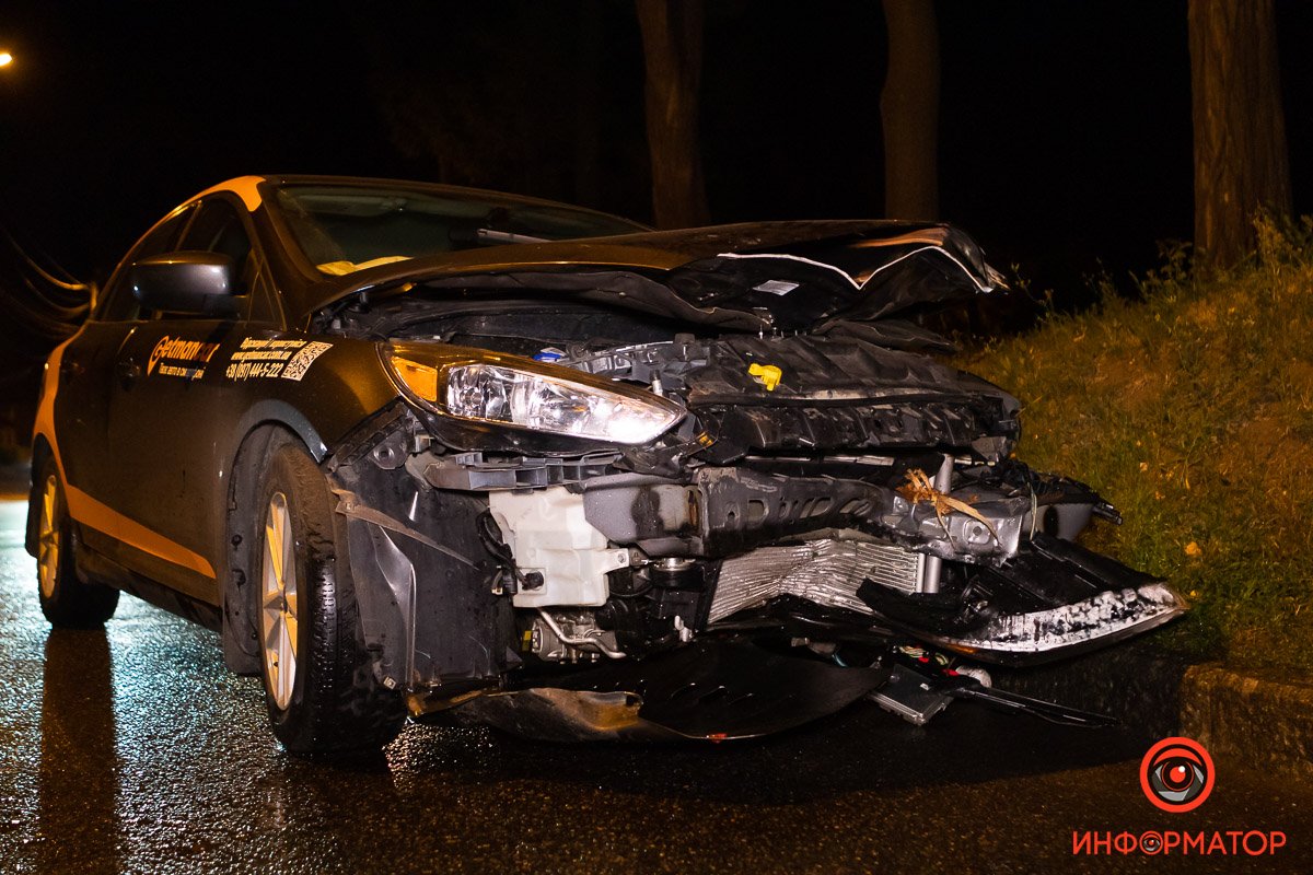 У автомобиля разбит бампер У автомобиля разбит бампер