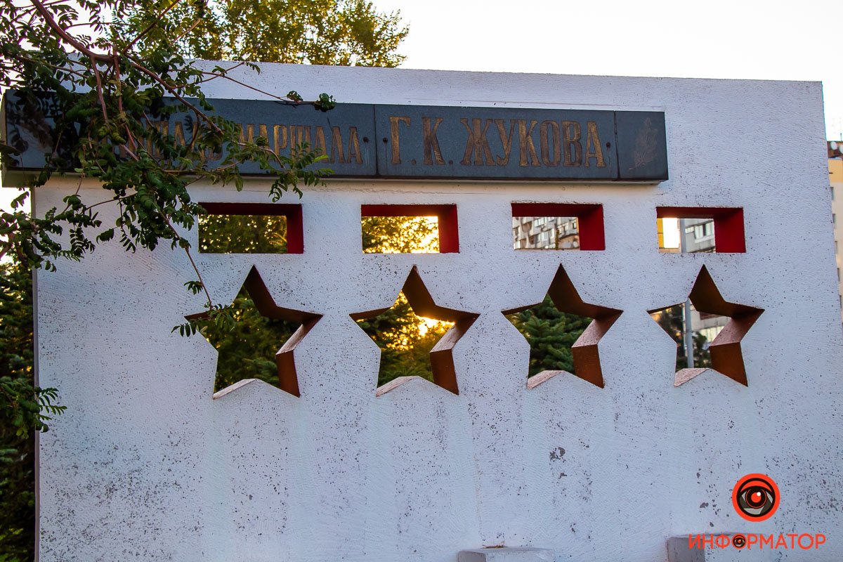 Лучи прячутся за барельефами Лучи прячутся за барельефами