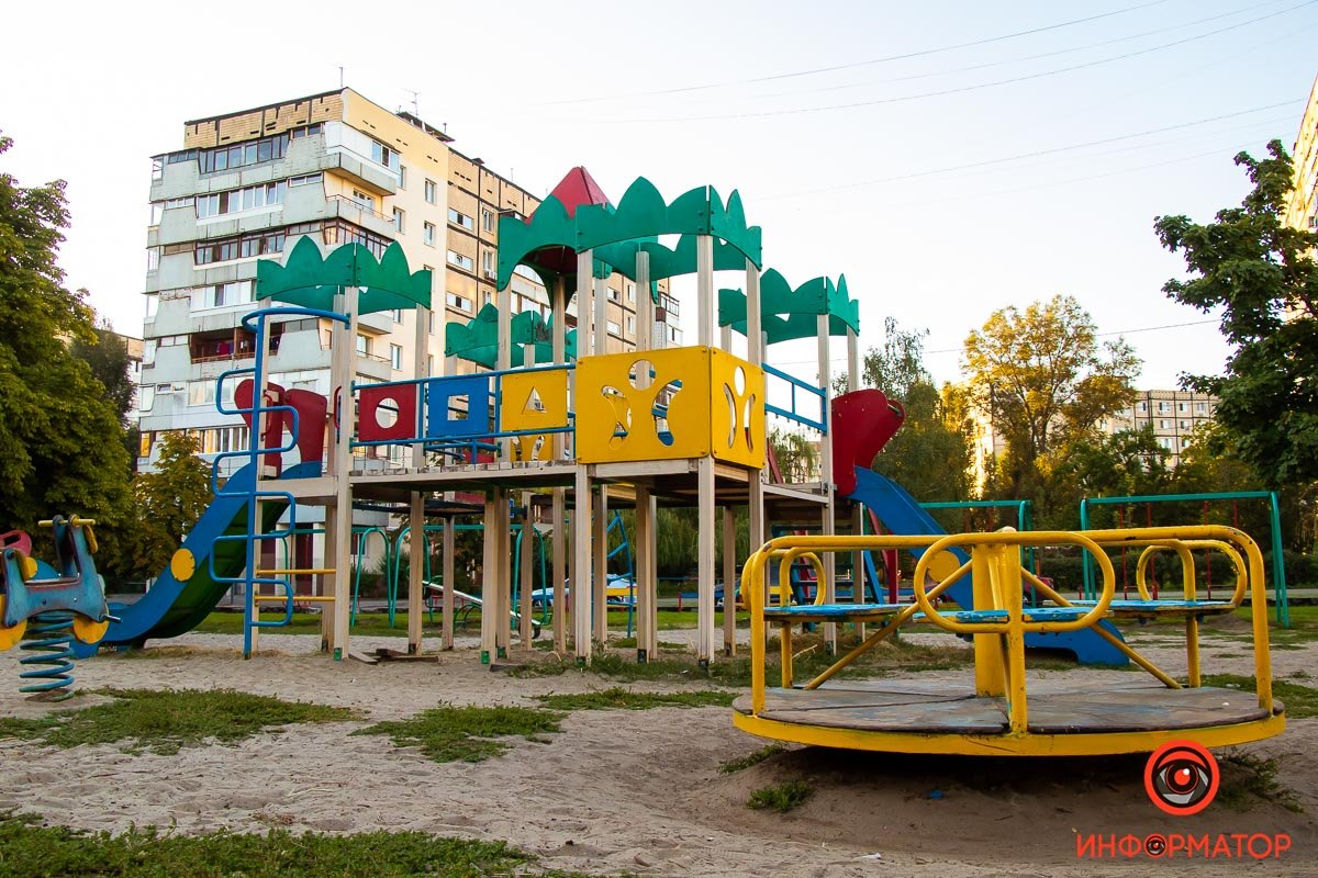 Вечером здесь повсюду звонкий детский смех Вечером здесь повсюду звонкий детский смех