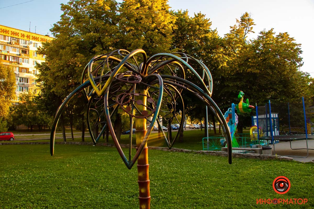 Железные деревья по соседству с настоящими Железные деревья по соседству с настоящими