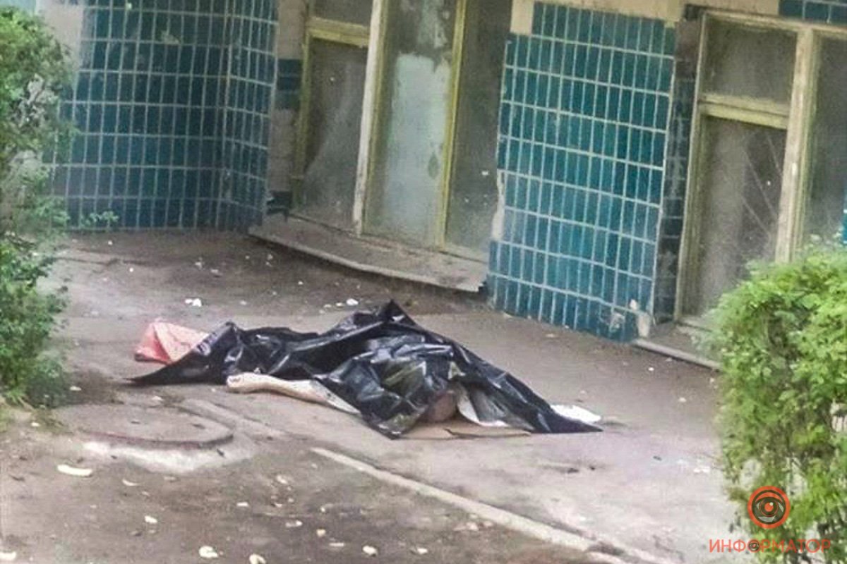 Мужчину без признаков жизни обнаружили у здания Дома престарелых